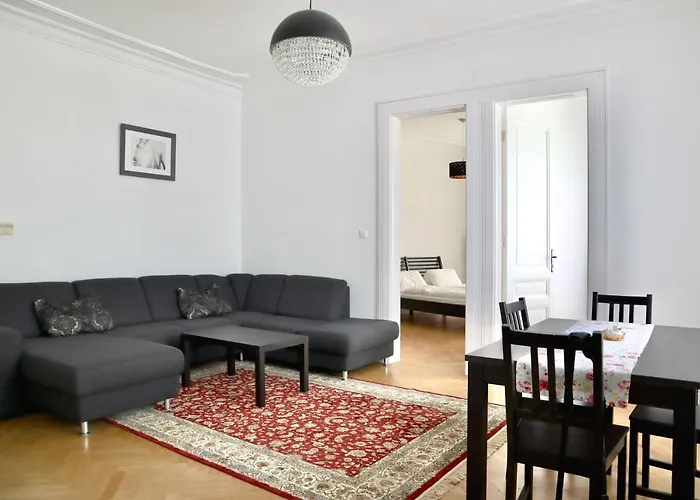 Apartment 3 Stops To Mainstation